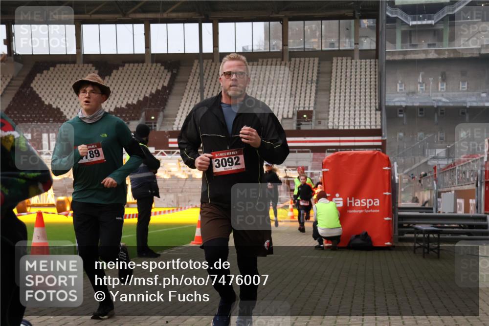 08.12.2024 - St. Pauli X-Mass-Run No. 14 Yannick Fuchs http://msf.ph/oto/7476007 08.12.2024 09:58:10 Ziel 55, 510, 880, 1075, 1080, 1396, 1397, 1532, 1789, 2872, 2934, 2943, 2944, 3092, 3171 meine-sportfotos.de