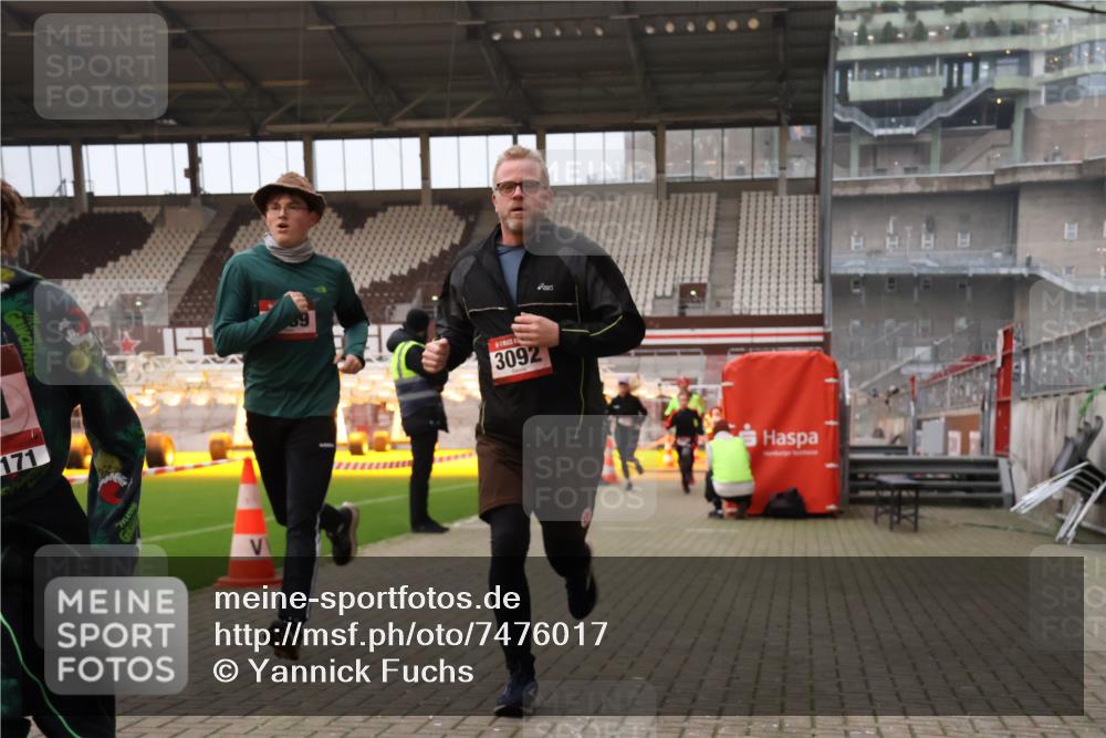 08.12.2024 - St. Pauli X-Mass-Run No. 14 Yannick Fuchs http://msf.ph/oto/7476017 08.12.2024 09:58:10 Ziel 55, 510, 880, 1075, 1080, 1396, 1397, 1532, 1789, 2872, 2934, 2943, 2944, 3092, 3171 meine-sportfotos.de
