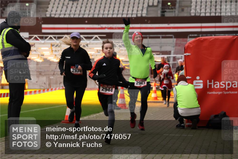 08.12.2024 - St. Pauli X-Mass-Run No. 14 Yannick Fuchs http://msf.ph/oto/7476057 08.12.2024 09:58:13 Ziel 55, 880, 1075, 1080, 1396, 1397, 1532, 1789, 2872, 2934, 2943, 2944, 3092, 3171 meine-sportfotos.de