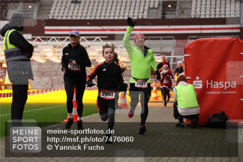 08.12.2024 - St. Pauli X-Mass-Run No. 14 Yannick Fuchs http://msf.ph/oto/7476060 08.12.2024 09:58:13 Ziel 55, 880, 1075, 1080, 1396, 1397, 1532, 1789, 2872, 2934, 2943, 2944, 3092, 3171 meine-sportfotos.de