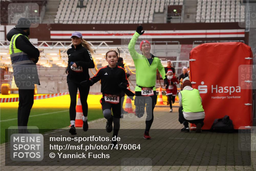 08.12.2024 - St. Pauli X-Mass-Run No. 14 Yannick Fuchs http://msf.ph/oto/7476064 08.12.2024 09:58:13 Ziel 55, 880, 1075, 1080, 1396, 1397, 1532, 1789, 2872, 2934, 2943, 2944, 3092, 3171 meine-sportfotos.de