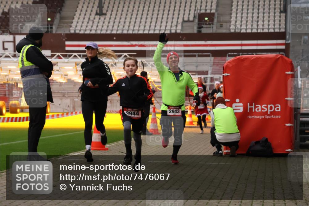 08.12.2024 - St. Pauli X-Mass-Run No. 14 Yannick Fuchs http://msf.ph/oto/7476067 08.12.2024 09:58:13 Ziel 55, 880, 1075, 1080, 1396, 1397, 1532, 1789, 2872, 2934, 2943, 2944, 3092, 3171 meine-sportfotos.de