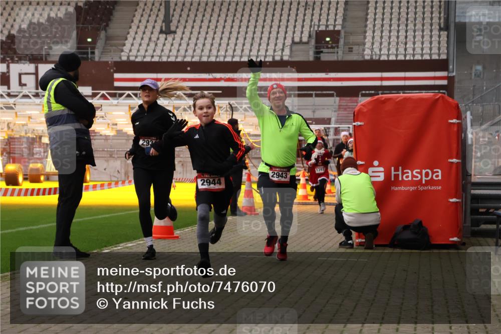 08.12.2024 - St. Pauli X-Mass-Run No. 14 Yannick Fuchs http://msf.ph/oto/7476070 08.12.2024 09:58:13 Ziel 55, 880, 1075, 1080, 1396, 1397, 1532, 1789, 2872, 2934, 2943, 2944, 3092, 3171 meine-sportfotos.de