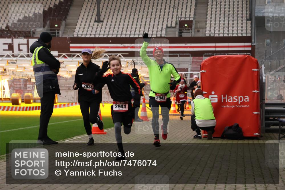 08.12.2024 - St. Pauli X-Mass-Run No. 14 Yannick Fuchs http://msf.ph/oto/7476074 08.12.2024 09:58:13 Ziel 55, 880, 1075, 1080, 1396, 1397, 1532, 1789, 2872, 2934, 2943, 2944, 3092, 3171 meine-sportfotos.de