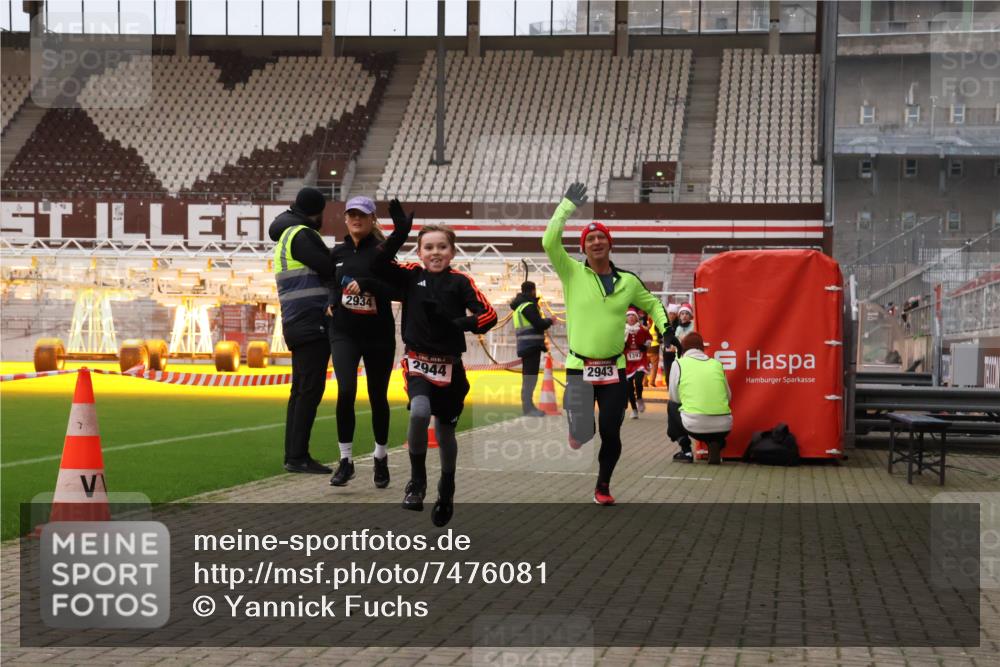 08.12.2024 - St. Pauli X-Mass-Run No. 14 Yannick Fuchs http://msf.ph/oto/7476081 08.12.2024 09:58:14 Ziel 55, 880, 1075, 1080, 1396, 1397, 1789, 2872, 2934, 2943, 2944, 3092, 3171 meine-sportfotos.de