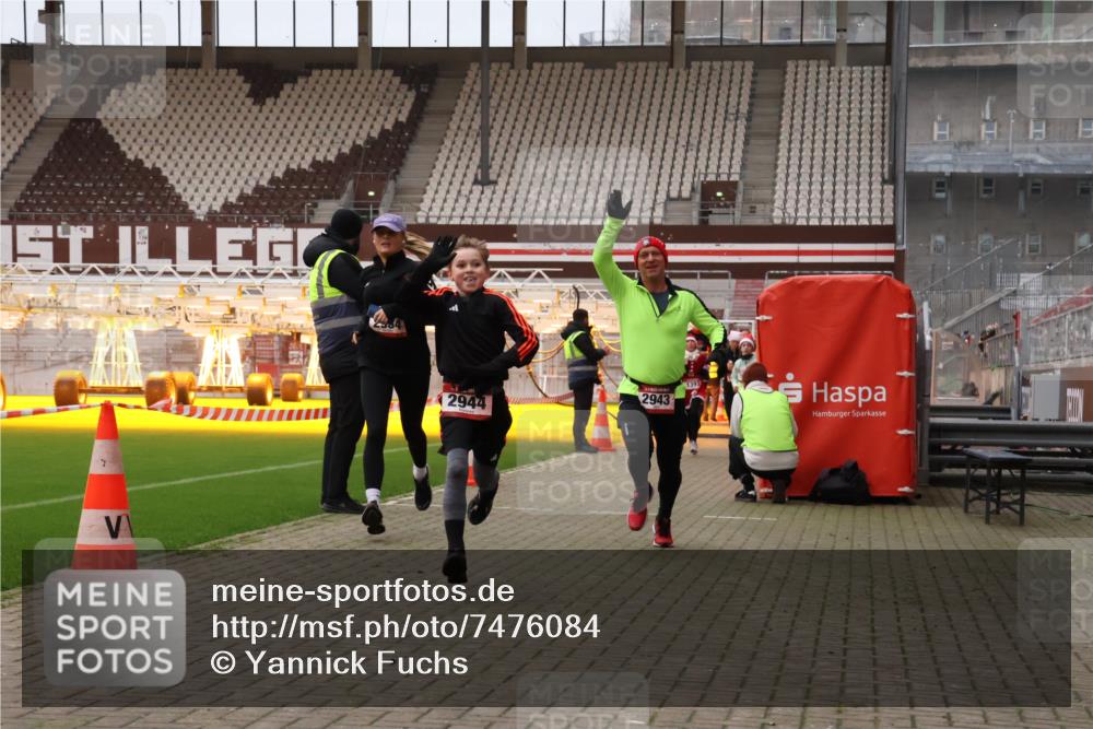 08.12.2024 - St. Pauli X-Mass-Run No. 14 Yannick Fuchs http://msf.ph/oto/7476084 08.12.2024 09:58:14 Ziel 55, 880, 1075, 1080, 1396, 1397, 1789, 2872, 2934, 2943, 2944, 3092, 3171 meine-sportfotos.de