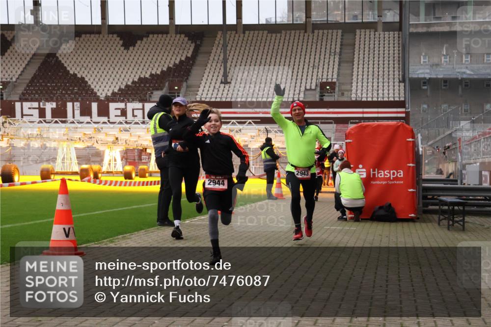 08.12.2024 - St. Pauli X-Mass-Run No. 14 Yannick Fuchs http://msf.ph/oto/7476087 08.12.2024 09:58:14 Ziel 55, 880, 1075, 1080, 1396, 1397, 1789, 2872, 2934, 2943, 2944, 3092, 3171 meine-sportfotos.de