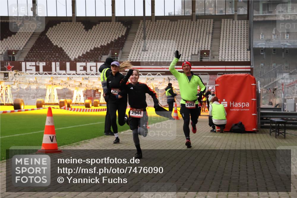 08.12.2024 - St. Pauli X-Mass-Run No. 14 Yannick Fuchs http://msf.ph/oto/7476090 08.12.2024 09:58:14 Ziel 55, 880, 1075, 1080, 1396, 1397, 1789, 2872, 2934, 2943, 2944, 3092, 3171 meine-sportfotos.de