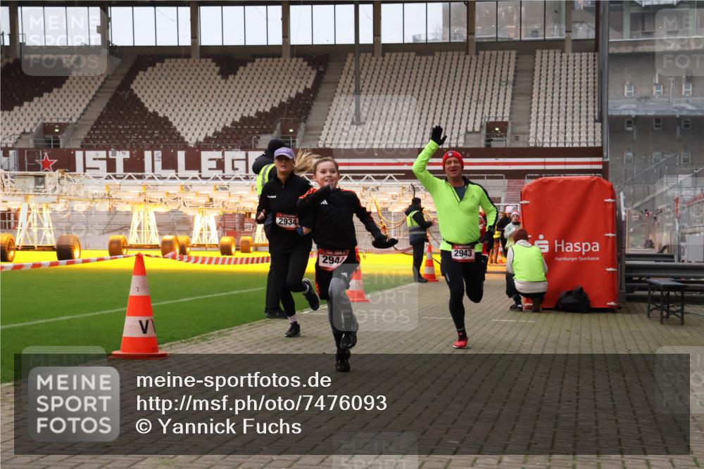 08.12.2024 - St. Pauli X-Mass-Run No. 14 Yannick Fuchs http://msf.ph/oto/7476093 08.12.2024 09:58:14 Ziel 55, 880, 1075, 1080, 1396, 1397, 1789, 2872, 2934, 2943, 2944, 3092, 3171 meine-sportfotos.de