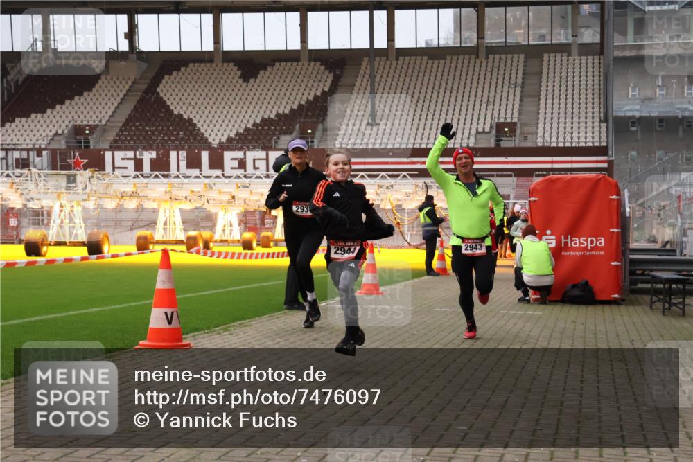 08.12.2024 - St. Pauli X-Mass-Run No. 14 Yannick Fuchs http://msf.ph/oto/7476097 08.12.2024 09:58:14 Ziel 55, 880, 1075, 1080, 1396, 1397, 1789, 2872, 2934, 2943, 2944, 3092, 3171 meine-sportfotos.de