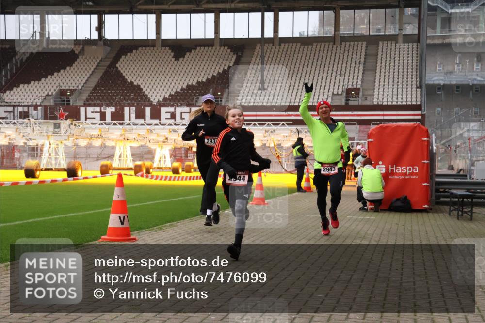 08.12.2024 - St. Pauli X-Mass-Run No. 14 Yannick Fuchs http://msf.ph/oto/7476099 08.12.2024 09:58:14 Ziel 55, 880, 1075, 1080, 1396, 1397, 1789, 2872, 2934, 2943, 2944, 3092, 3171 meine-sportfotos.de