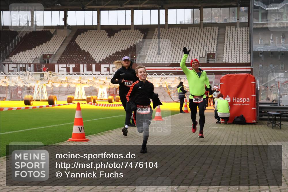 08.12.2024 - St. Pauli X-Mass-Run No. 14 Yannick Fuchs http://msf.ph/oto/7476104 08.12.2024 09:58:14 Ziel 55, 880, 1075, 1080, 1396, 1397, 1789, 2872, 2934, 2943, 2944, 3092, 3171 meine-sportfotos.de