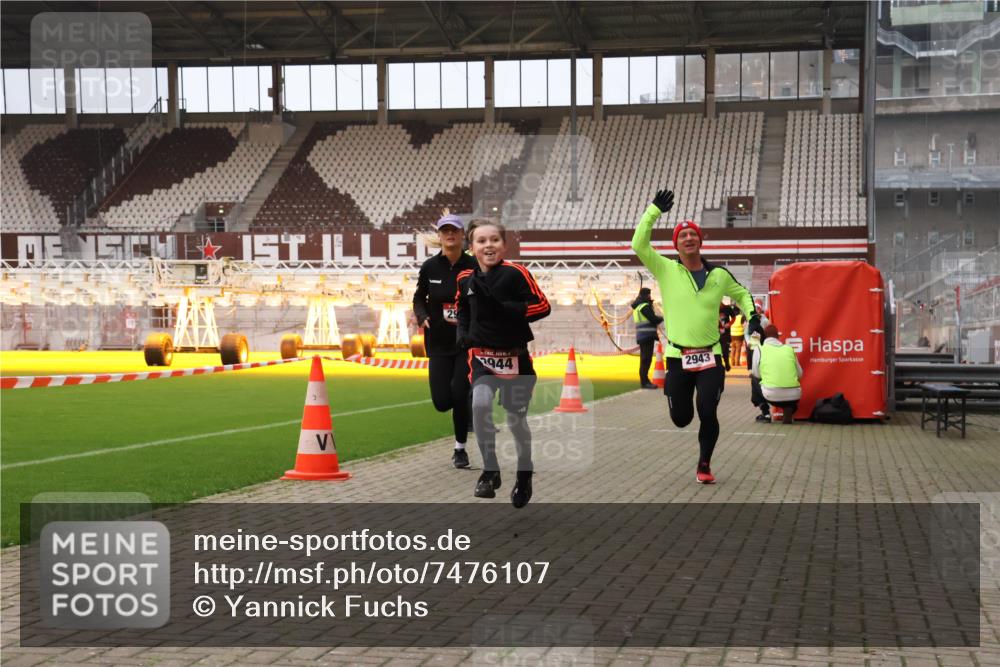 08.12.2024 - St. Pauli X-Mass-Run No. 14 Yannick Fuchs http://msf.ph/oto/7476107 08.12.2024 09:58:14 Ziel 55, 880, 1075, 1080, 1396, 1397, 1789, 2872, 2934, 2943, 2944, 3092, 3171 meine-sportfotos.de