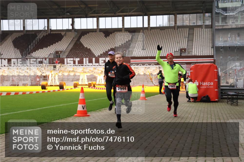 08.12.2024 - St. Pauli X-Mass-Run No. 14 Yannick Fuchs http://msf.ph/oto/7476110 08.12.2024 09:58:14 Ziel 55, 880, 1075, 1080, 1396, 1397, 1789, 2872, 2934, 2943, 2944, 3092, 3171 meine-sportfotos.de