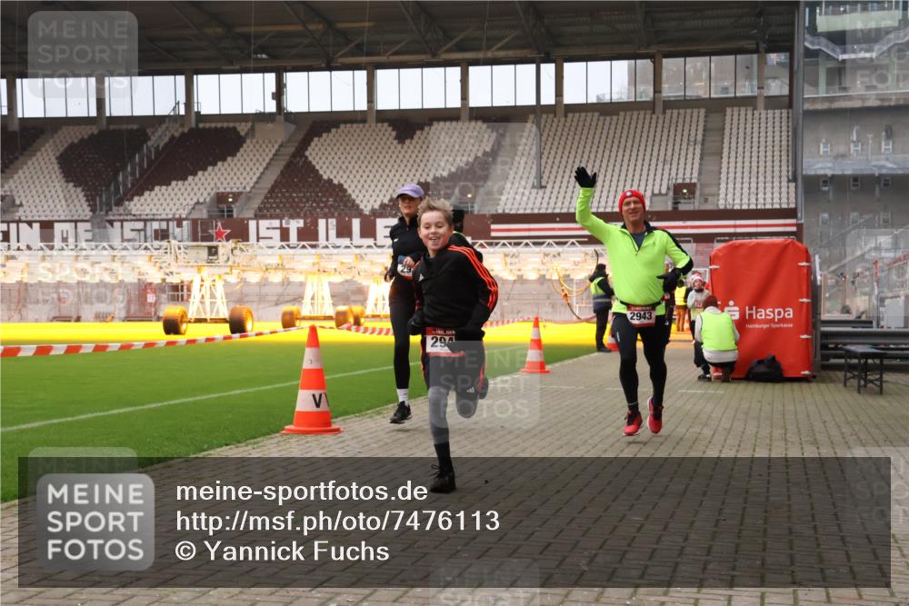 08.12.2024 - St. Pauli X-Mass-Run No. 14 Yannick Fuchs http://msf.ph/oto/7476113 08.12.2024 09:58:14 Ziel 55, 880, 1075, 1080, 1396, 1397, 1789, 2872, 2934, 2943, 2944, 3092, 3171 meine-sportfotos.de
