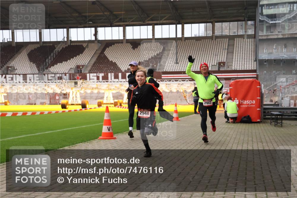 08.12.2024 - St. Pauli X-Mass-Run No. 14 Yannick Fuchs http://msf.ph/oto/7476116 08.12.2024 09:58:14 Ziel 55, 880, 1075, 1080, 1396, 1397, 1789, 2872, 2934, 2943, 2944, 3092, 3171 meine-sportfotos.de
