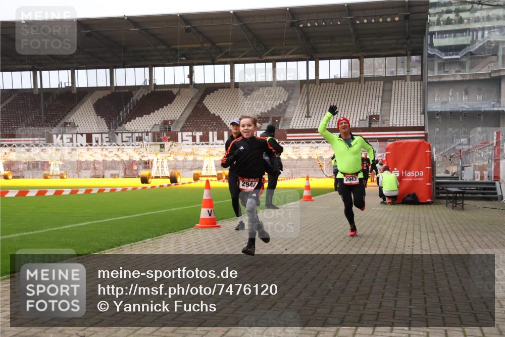 08.12.2024 - St. Pauli X-Mass-Run No. 14 Yannick Fuchs http://msf.ph/oto/7476120 08.12.2024 09:58:15 Ziel 55, 802, 880, 1075, 1080, 1396, 1397, 1789, 2872, 2934, 2943, 2944, 3092, 3109, 3171 meine-sportfotos.de