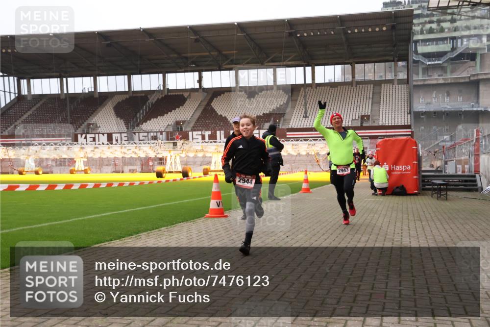 08.12.2024 - St. Pauli X-Mass-Run No. 14 Yannick Fuchs http://msf.ph/oto/7476123 08.12.2024 09:58:15 Ziel 55, 802, 880, 1075, 1080, 1396, 1397, 1789, 2872, 2934, 2943, 2944, 3092, 3109, 3171 meine-sportfotos.de