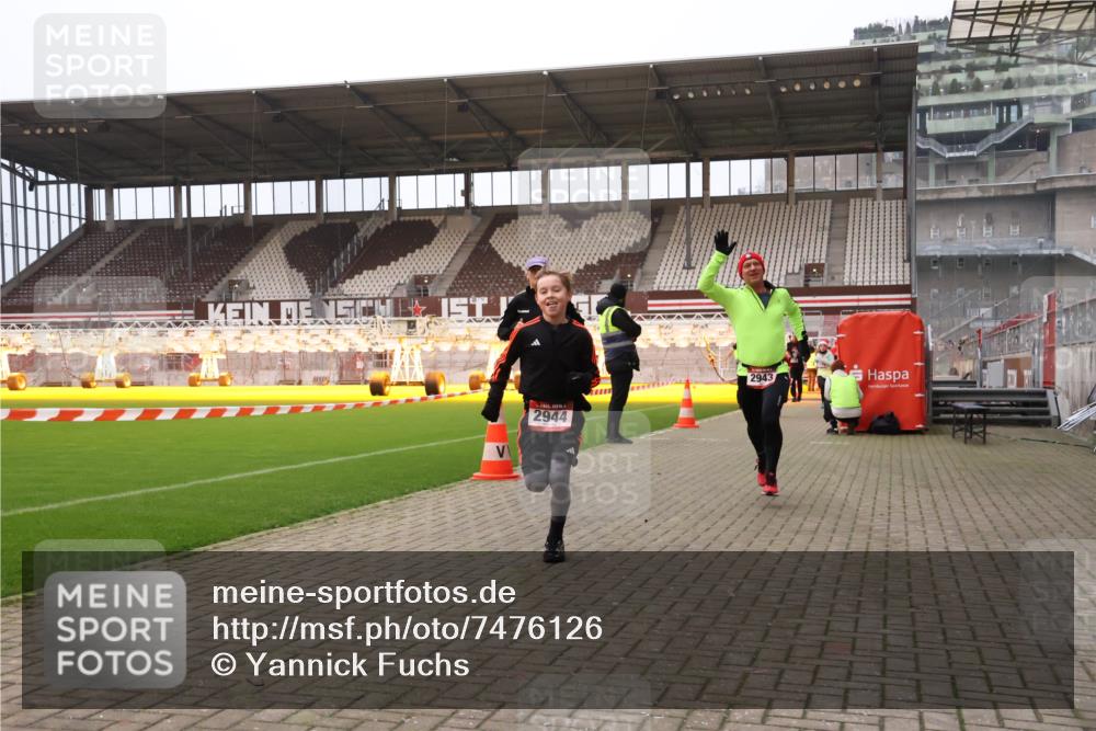 08.12.2024 - St. Pauli X-Mass-Run No. 14 Yannick Fuchs http://msf.ph/oto/7476126 08.12.2024 09:58:15 Ziel 55, 802, 880, 1075, 1080, 1396, 1397, 1789, 2872, 2934, 2943, 2944, 3092, 3109, 3171 meine-sportfotos.de