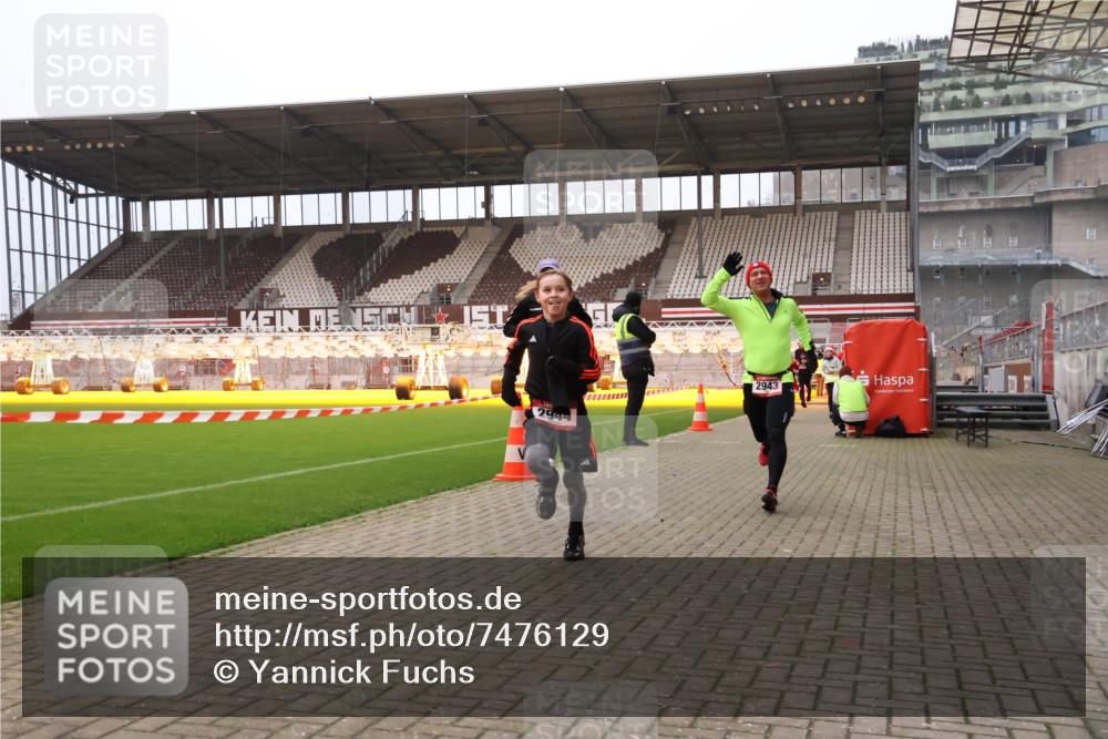 08.12.2024 - St. Pauli X-Mass-Run No. 14 Yannick Fuchs http://msf.ph/oto/7476129 08.12.2024 09:58:15 Ziel 55, 802, 880, 1075, 1080, 1396, 1397, 1789, 2872, 2934, 2943, 2944, 3092, 3109, 3171 meine-sportfotos.de