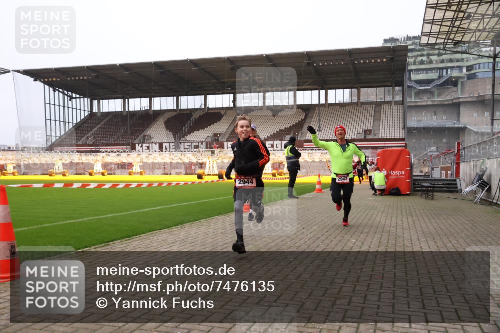 08.12.2024 - St. Pauli X-Mass-Run No. 14 Yannick Fuchs http://msf.ph/oto/7476135 08.12.2024 09:58:15 Ziel 55, 802, 880, 1075, 1080, 1396, 1397, 1789, 2872, 2934, 2943, 2944, 3092, 3109, 3171 meine-sportfotos.de