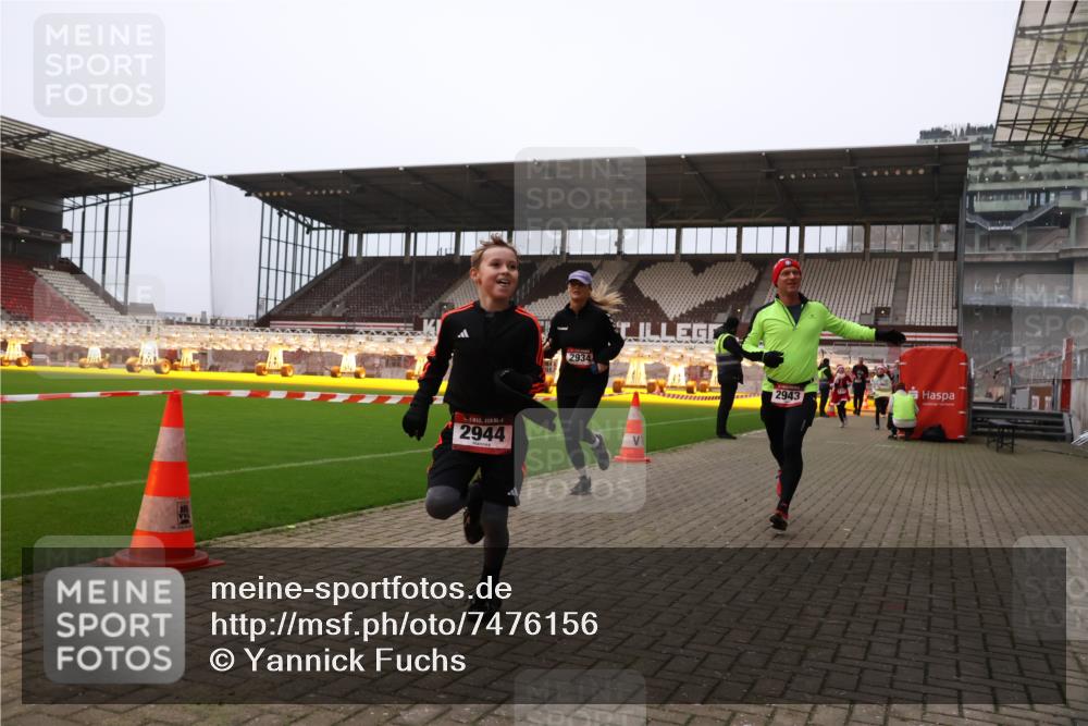 08.12.2024 - St. Pauli X-Mass-Run No. 14 Yannick Fuchs http://msf.ph/oto/7476156 08.12.2024 09:58:15 Ziel 55, 802, 880, 1075, 1080, 1396, 1397, 1789, 2872, 2934, 2943, 2944, 3092, 3109, 3171 meine-sportfotos.de