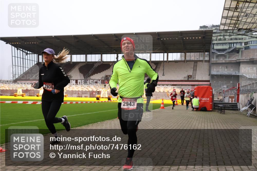08.12.2024 - St. Pauli X-Mass-Run No. 14 Yannick Fuchs http://msf.ph/oto/7476162 08.12.2024 09:58:16 Ziel 55, 802, 880, 1075, 1080, 1396, 1397, 1789, 2872, 2934, 2943, 2944, 3092, 3109, 3171 meine-sportfotos.de