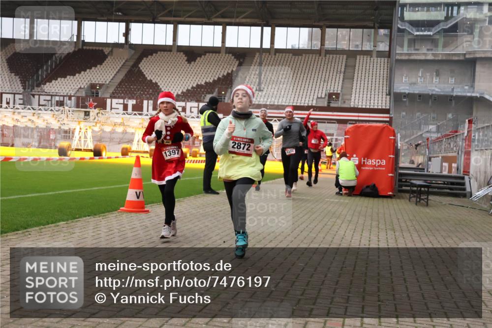 08.12.2024 - St. Pauli X-Mass-Run No. 14 Yannick Fuchs http://msf.ph/oto/7476197 08.12.2024 09:58:20 Ziel 55, 802, 880, 1075, 1080, 1396, 1397, 2872, 2934, 2943, 2944, 2984, 3109 meine-sportfotos.de
