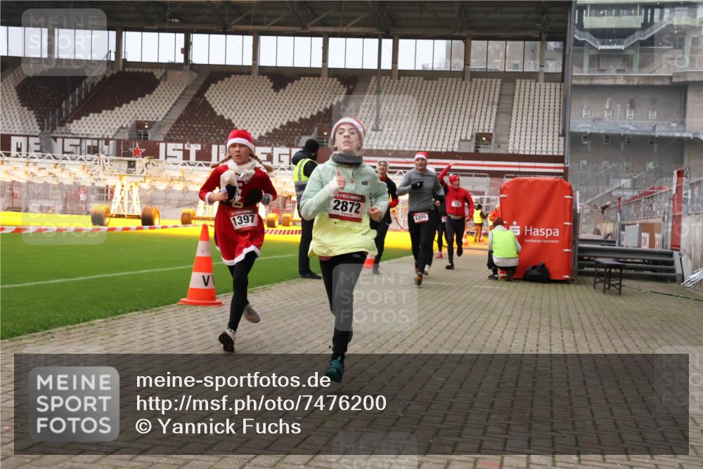08.12.2024 - St. Pauli X-Mass-Run No. 14 Yannick Fuchs http://msf.ph/oto/7476200 08.12.2024 09:58:20 Ziel 55, 802, 880, 1075, 1080, 1396, 1397, 2872, 2934, 2943, 2944, 2984, 3109 meine-sportfotos.de
