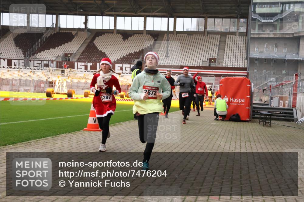 08.12.2024 - St. Pauli X-Mass-Run No. 14 Yannick Fuchs http://msf.ph/oto/7476204 08.12.2024 09:58:20 Ziel 55, 802, 880, 1075, 1080, 1396, 1397, 2872, 2934, 2943, 2944, 2984, 3109 meine-sportfotos.de