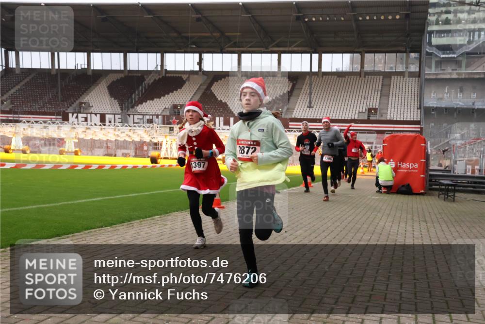 08.12.2024 - St. Pauli X-Mass-Run No. 14 Yannick Fuchs http://msf.ph/oto/7476206 08.12.2024 09:58:20 Ziel 55, 802, 880, 1075, 1080, 1396, 1397, 2872, 2934, 2943, 2944, 2984, 3109 meine-sportfotos.de