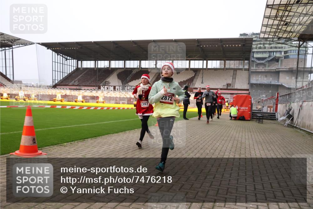 08.12.2024 - St. Pauli X-Mass-Run No. 14 Yannick Fuchs http://msf.ph/oto/7476218 08.12.2024 09:58:20 Ziel 55, 802, 880, 1075, 1080, 1396, 1397, 2872, 2934, 2943, 2944, 2984, 3109 meine-sportfotos.de