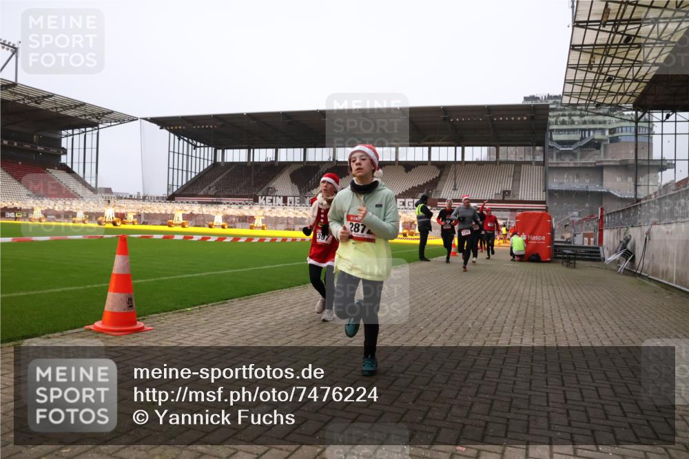 08.12.2024 - St. Pauli X-Mass-Run No. 14 Yannick Fuchs http://msf.ph/oto/7476224 08.12.2024 09:58:21 Ziel 49, 55, 802, 880, 1075, 1080, 1396, 1397, 1864, 2872, 2934, 2943, 2944, 2984, 3109 meine-sportfotos.de