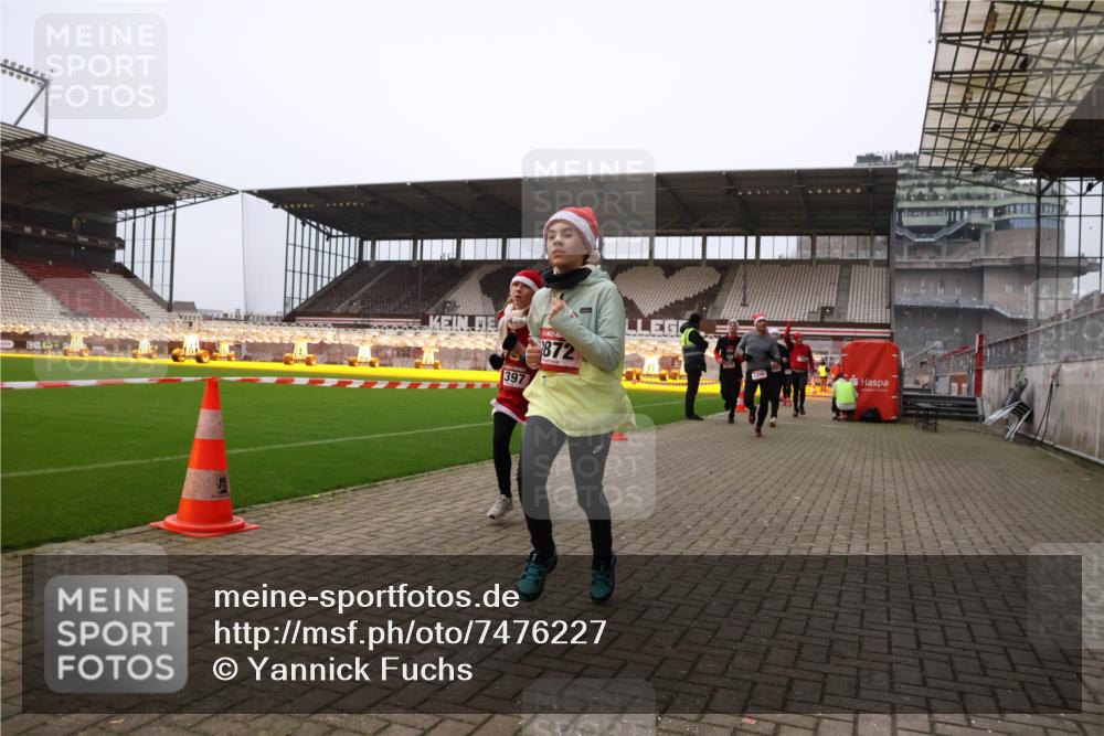 08.12.2024 - St. Pauli X-Mass-Run No. 14 Yannick Fuchs http://msf.ph/oto/7476227 08.12.2024 09:58:21 Ziel 49, 55, 802, 880, 1075, 1080, 1396, 1397, 1864, 2872, 2934, 2943, 2944, 2984, 3109 meine-sportfotos.de