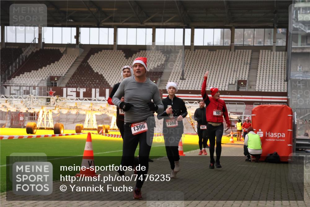 08.12.2024 - St. Pauli X-Mass-Run No. 14 Yannick Fuchs http://msf.ph/oto/7476235 08.12.2024 09:58:22 Ziel 49, 55, 802, 880, 1075, 1080, 1396, 1397, 1864, 2428, 2872, 2934, 2943, 2944, 2984, 3109 meine-sportfotos.de