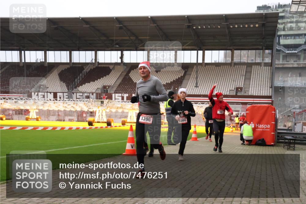 08.12.2024 - St. Pauli X-Mass-Run No. 14 Yannick Fuchs http://msf.ph/oto/7476251 08.12.2024 09:58:22 Ziel 49, 55, 802, 880, 1075, 1080, 1396, 1397, 1864, 2428, 2872, 2934, 2943, 2944, 2984, 3109 meine-sportfotos.de