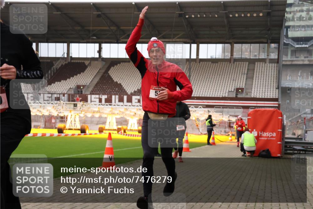 08.12.2024 - St. Pauli X-Mass-Run No. 14 Yannick Fuchs http://msf.ph/oto/7476279 08.12.2024 09:58:24 Ziel 49, 55, 802, 832, 880, 1075, 1080, 1396, 1397, 1864, 2428, 2872, 2984, 3109 meine-sportfotos.de