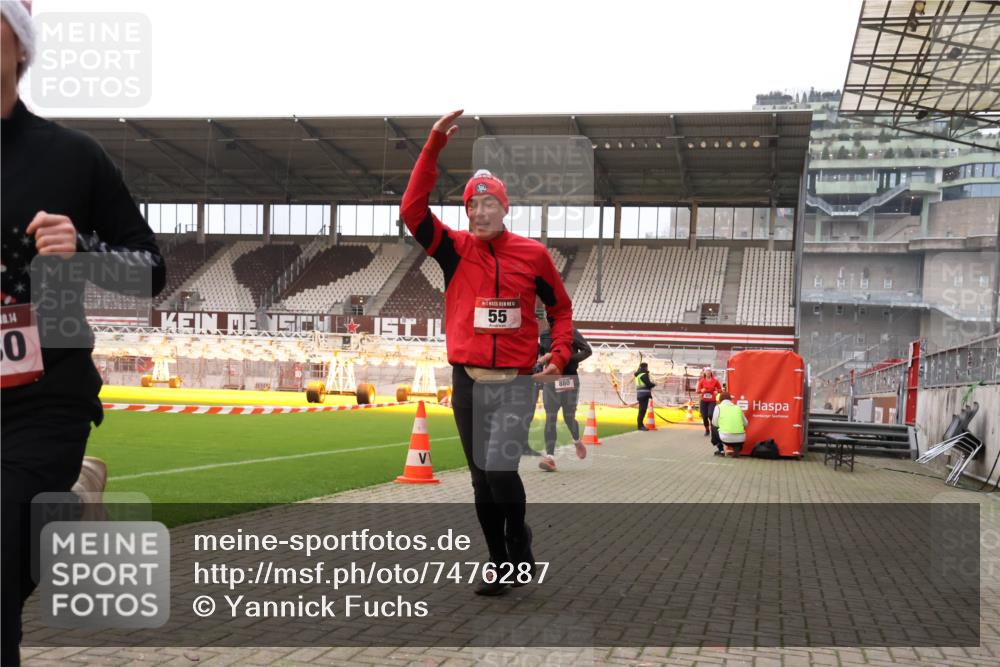 08.12.2024 - St. Pauli X-Mass-Run No. 14 Yannick Fuchs http://msf.ph/oto/7476287 08.12.2024 09:58:24 Ziel 49, 55, 802, 832, 880, 1075, 1080, 1396, 1397, 1864, 2428, 2872, 2984, 3109 meine-sportfotos.de