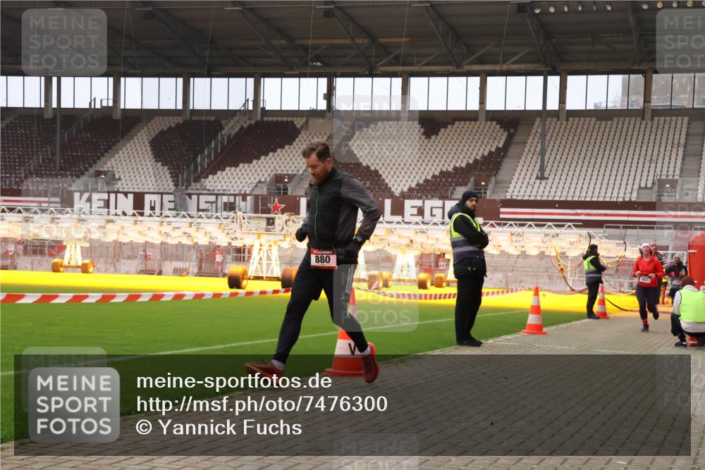 08.12.2024 - St. Pauli X-Mass-Run No. 14 Yannick Fuchs http://msf.ph/oto/7476300 08.12.2024 09:58:26 Ziel 49, 55, 802, 832, 880, 1075, 1080, 1396, 1397, 1864, 2428, 2872, 2984, 3109 meine-sportfotos.de
