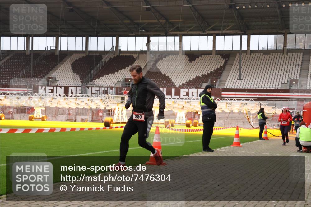 08.12.2024 - St. Pauli X-Mass-Run No. 14 Yannick Fuchs http://msf.ph/oto/7476304 08.12.2024 09:58:26 Ziel 49, 55, 802, 832, 880, 1075, 1080, 1396, 1397, 1864, 2428, 2872, 2984, 3109 meine-sportfotos.de