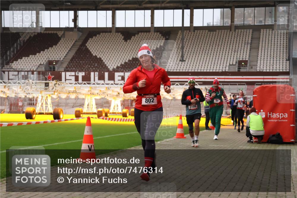 08.12.2024 - St. Pauli X-Mass-Run No. 14 Yannick Fuchs http://msf.ph/oto/7476314 08.12.2024 09:58:31 Ziel 49, 55, 802, 832, 880, 1075, 1080, 1105, 1119, 1864, 2428, 2984, 3109 meine-sportfotos.de