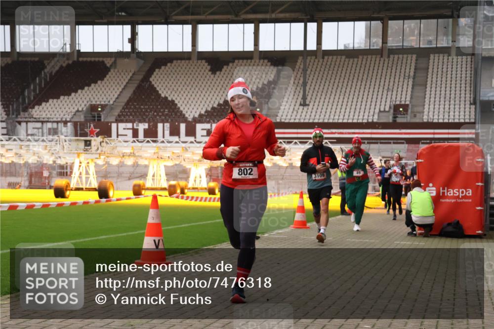 08.12.2024 - St. Pauli X-Mass-Run No. 14 Yannick Fuchs http://msf.ph/oto/7476318 08.12.2024 09:58:31 Ziel 49, 55, 802, 832, 880, 1075, 1080, 1105, 1119, 1864, 2428, 2984, 3109 meine-sportfotos.de