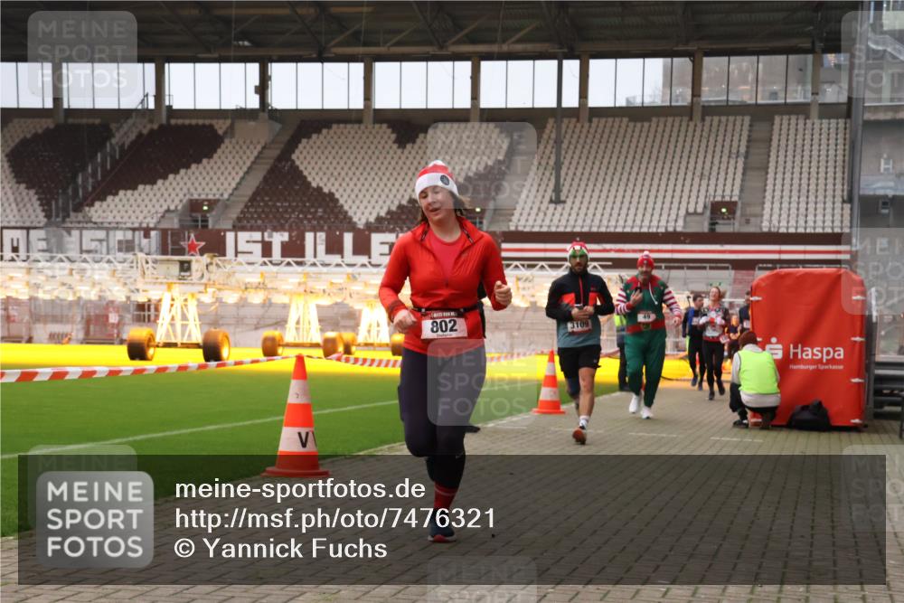 08.12.2024 - St. Pauli X-Mass-Run No. 14 Yannick Fuchs http://msf.ph/oto/7476321 08.12.2024 09:58:31 Ziel 49, 55, 802, 832, 880, 1075, 1080, 1105, 1119, 1864, 2428, 2984, 3109 meine-sportfotos.de