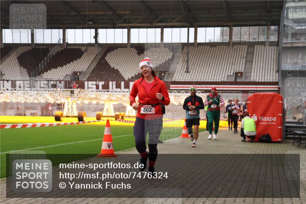 08.12.2024 - St. Pauli X-Mass-Run No. 14 Yannick Fuchs http://msf.ph/oto/7476324 08.12.2024 09:58:31 Ziel 49, 55, 802, 832, 880, 1075, 1080, 1105, 1119, 1864, 2428, 2984, 3109 meine-sportfotos.de
