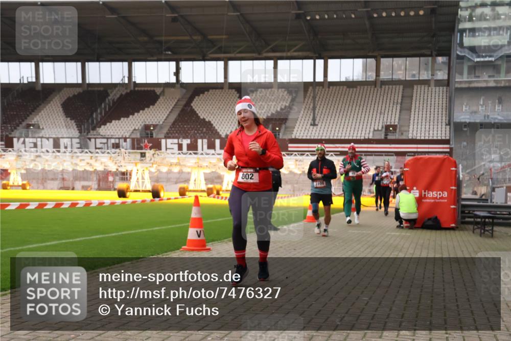 08.12.2024 - St. Pauli X-Mass-Run No. 14 Yannick Fuchs http://msf.ph/oto/7476327 08.12.2024 09:58:31 Ziel 49, 55, 802, 832, 880, 1075, 1080, 1105, 1119, 1864, 2428, 2984, 3109 meine-sportfotos.de