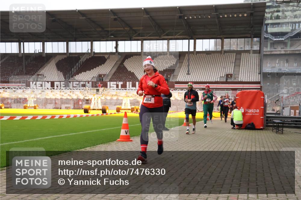 08.12.2024 - St. Pauli X-Mass-Run No. 14 Yannick Fuchs http://msf.ph/oto/7476330 08.12.2024 09:58:31 Ziel 49, 55, 802, 832, 880, 1075, 1080, 1105, 1119, 1864, 2428, 2984, 3109 meine-sportfotos.de