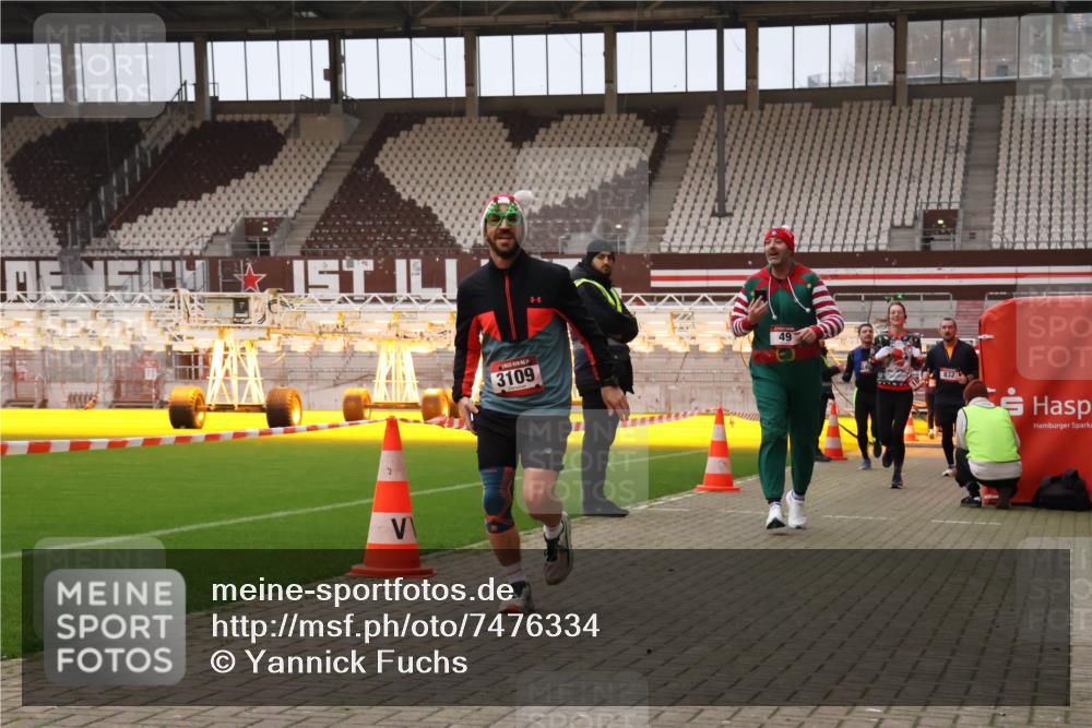 08.12.2024 - St. Pauli X-Mass-Run No. 14 Yannick Fuchs http://msf.ph/oto/7476334 08.12.2024 09:58:33 Ziel 49, 111, 802, 832, 880, 1105, 1119, 1864, 2428, 2984, 3109 meine-sportfotos.de