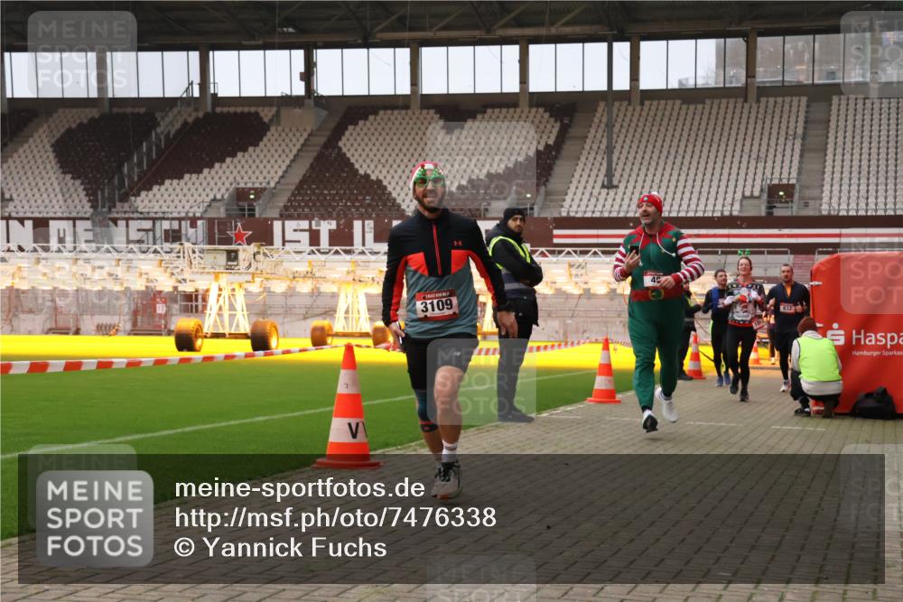 08.12.2024 - St. Pauli X-Mass-Run No. 14 Yannick Fuchs http://msf.ph/oto/7476338 08.12.2024 09:58:33 Ziel 49, 111, 802, 832, 880, 1105, 1119, 1864, 2428, 2984, 3109 meine-sportfotos.de