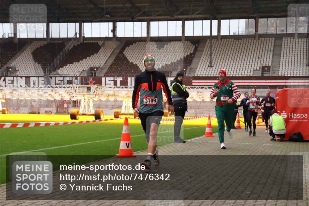 08.12.2024 - St. Pauli X-Mass-Run No. 14 Yannick Fuchs http://msf.ph/oto/7476342 08.12.2024 09:58:33 Ziel 49, 111, 802, 832, 880, 1105, 1119, 1864, 2428, 2984, 3109 meine-sportfotos.de