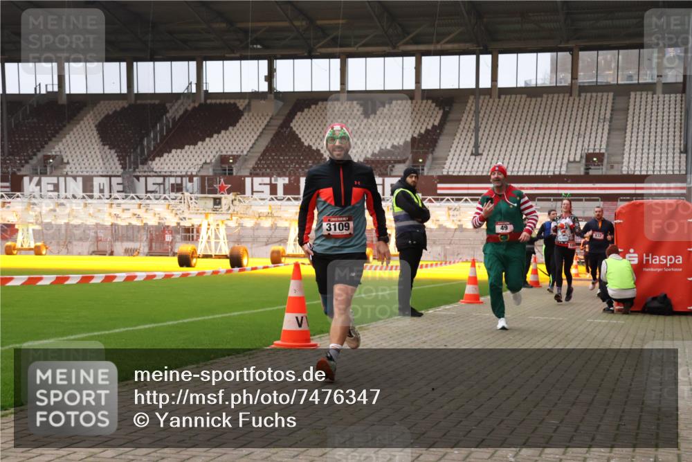 08.12.2024 - St. Pauli X-Mass-Run No. 14 Yannick Fuchs http://msf.ph/oto/7476347 08.12.2024 09:58:33 Ziel 49, 111, 802, 832, 880, 1105, 1119, 1864, 2428, 2984, 3109 meine-sportfotos.de
